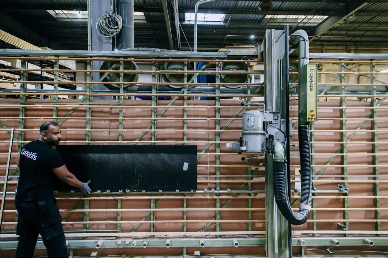 Un homme travaillant sur une machine de menuiserie
