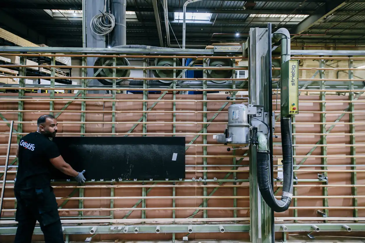 Un homme travaillant sur une machine de menuiserie